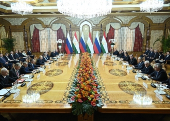 Переговоры Эмомали Рахмона и Владимира Путина прошли в расширенном составе