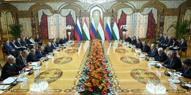 Переговоры Эмомали Рахмона и Владимира Путина прошли в расширенном составе