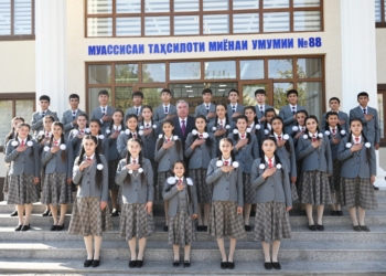 Эмомали Рахмон открыл среднюю школу №88 имени Косыма Сироджа в селе Пушинг Дангаринского района