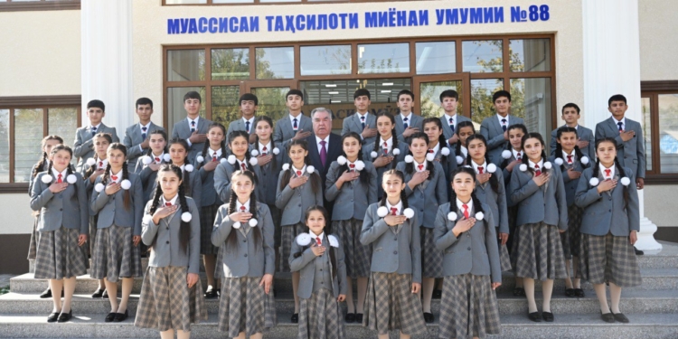 Эмомали Рахмон открыл среднюю школу №88 имени Косыма Сироджа в селе Пушинг Дангаринского района