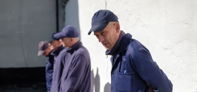 «Я пошел воевать ради паспорта». Репортаж из лагеря российских пленных в Украине