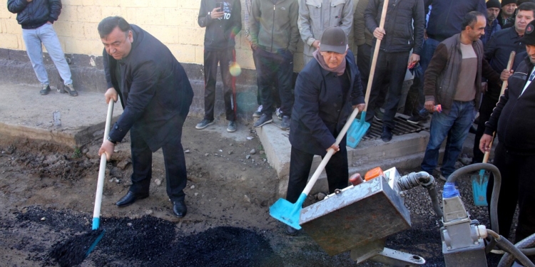 В Гиссаре председатель города принял участие в асфальтировании дорог в селе Гачак