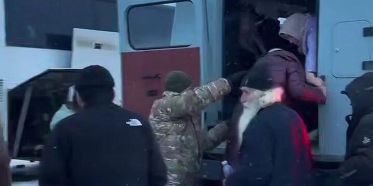 МЧС Казахстана эвакуировало граждан Таджикистана после поломки рейсового автобуса