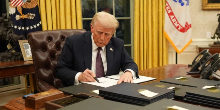 Трамп подписал закон о публикации документов по делу Эпштейна