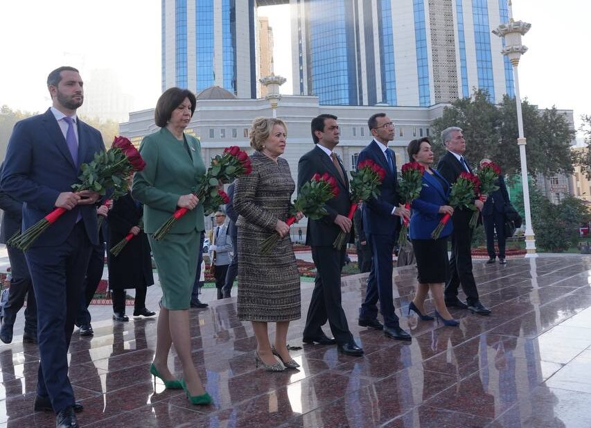 Парламентские делегации стран СНГ возложили цветы к памятнику Исмоили Сомони в Душанбе