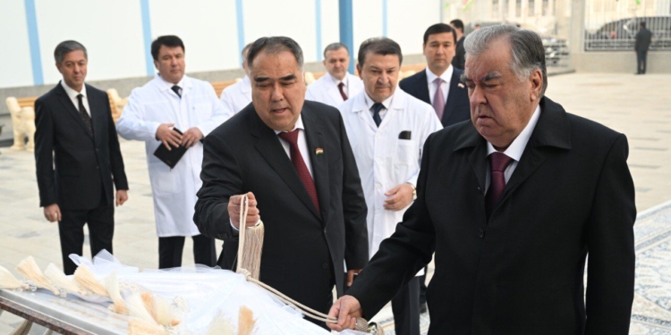 Эмомали Рахмон открыл новое здание Онкологического центра в Худжанде