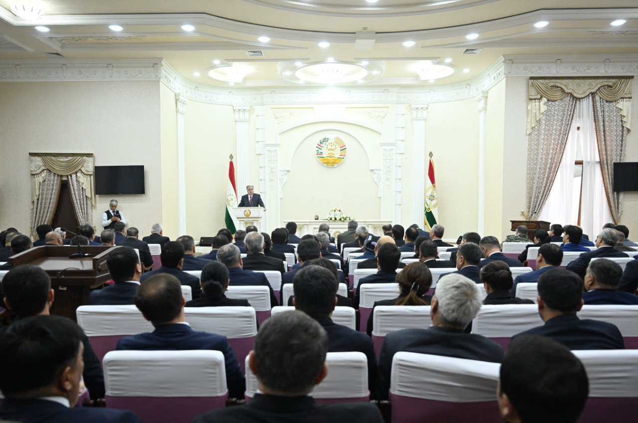 Эмомали Рахмон провёл встречу с руководителями и активистами Согдийской области в Гулистоне