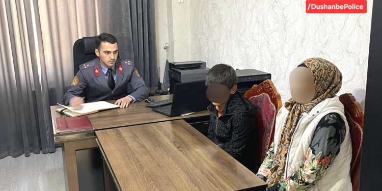 В Душанбе ребёнка изъяли у матери за принуждение к бродяжничеству