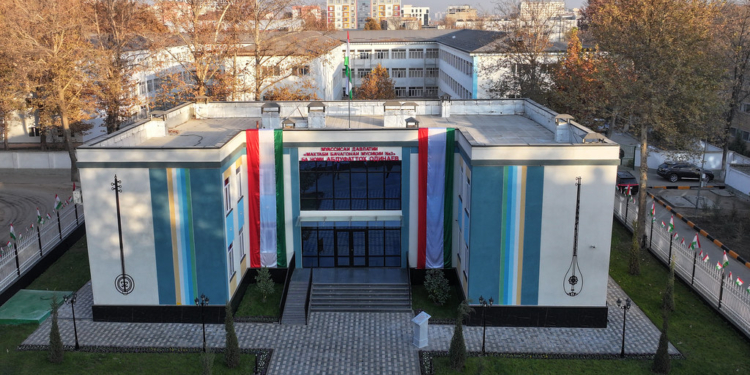 Эмомали Рахмон в Душанбе открыл детскую музыкальную школу имени Абдуфаттоха Одинаева