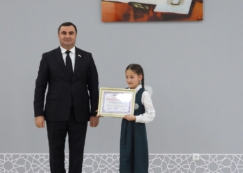 В ГБАО 62 школьника награждены Почётной грамотой председателя области
