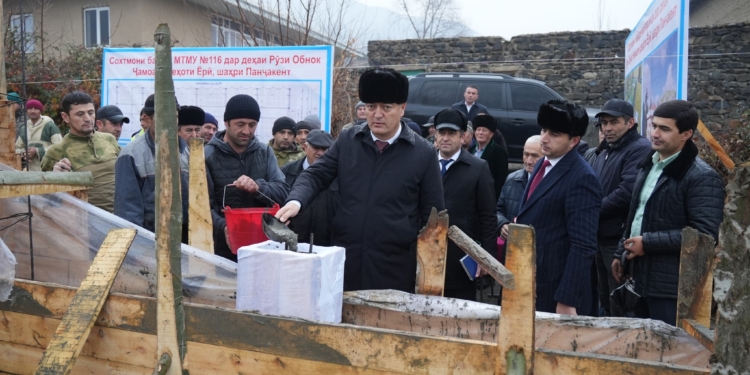 В Пенджикенте заложен первый камень школы и стадиона в селе «Рузи обноки»