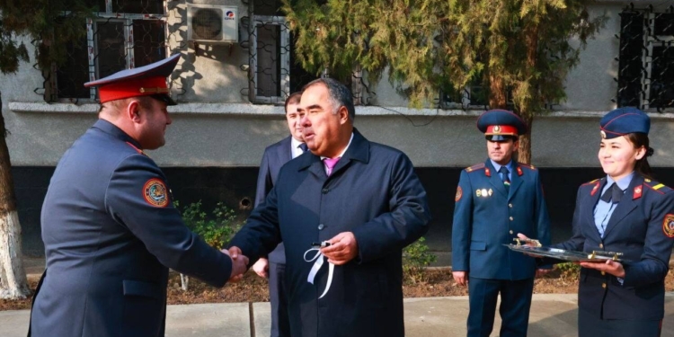 Председатель Согдийской области передал электромобиль милиции Гулистона