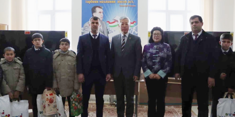 Посол Китая в Таджикистане вручил новогодние подарки воспитанникам школы-интерната Кангурта
