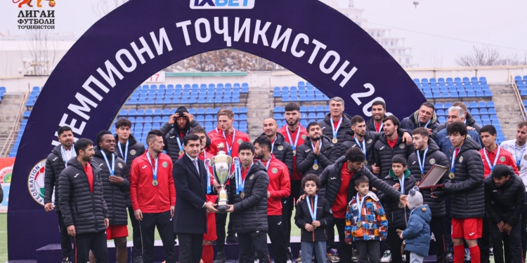 «Истиклолу» вручен чемпионский кубок за победу в чемпионате Таджикистана-2025
