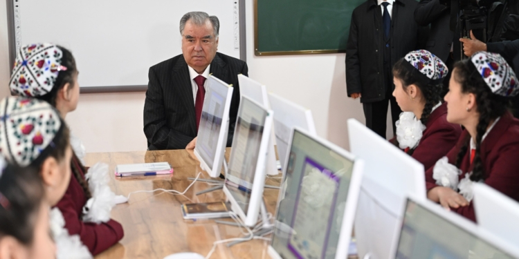 Эмомали Рахмон открыл 16 образовательных объектов и три промышленных предприятия в Хатлонской области