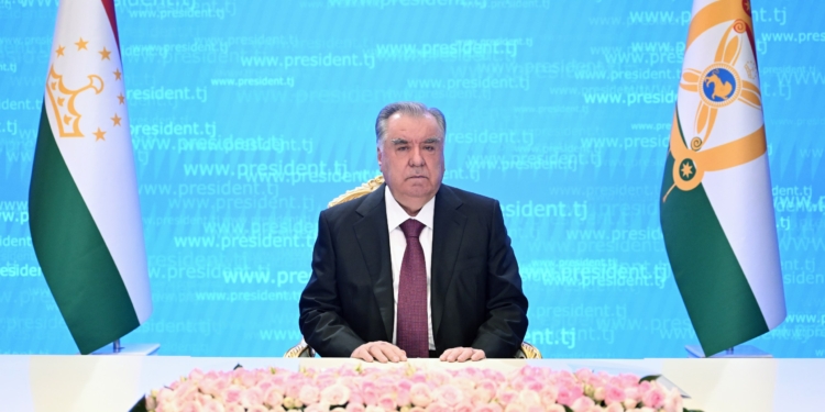 Эмомали Рахмон поздравил народ Таджикистана с наступлением 2026 года