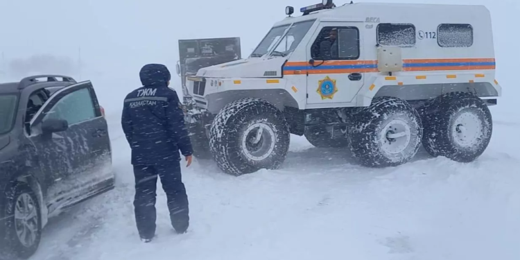 В Казахстане эвакуированы 46 пассажиров автобуса, в том числе граждане Таджикистана
