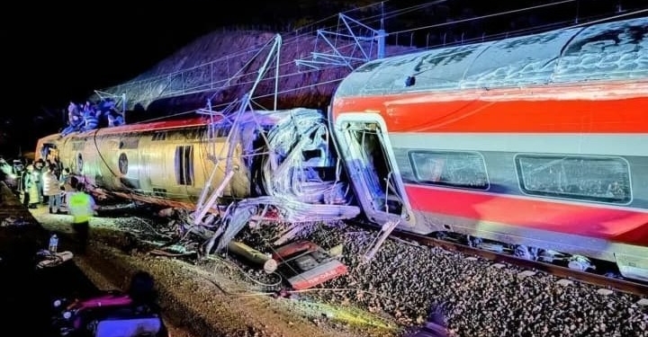 В Испании при столкновении двух поездов погибли 21 человек, около 100 ранены