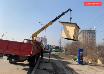 В Душанбе снесли незаконные малые торговые объекты