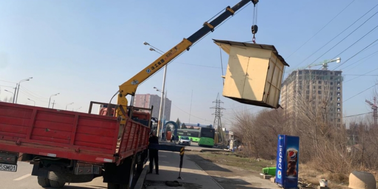 В Душанбе снесли незаконные малые торговые объекты