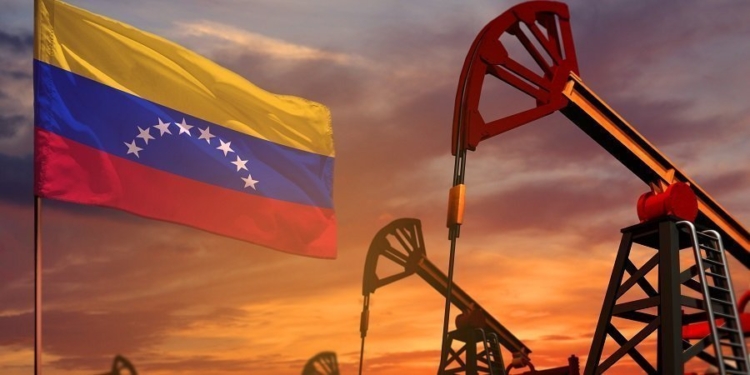 Венесуэла открыла нефтяной сектор для частных инвесторов, США ослабили санкции