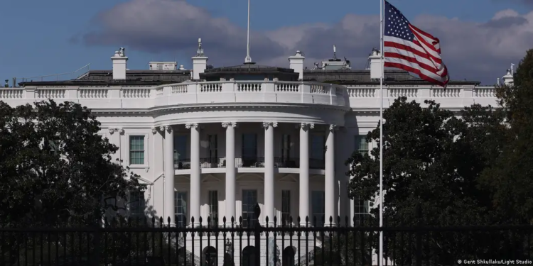 Трамп продлил на год санкции США против России