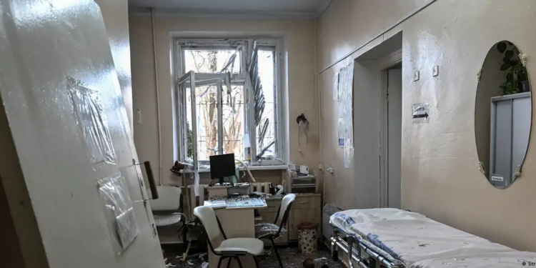 В Запорожье при ударах РФ по роддому и районам города ранены не менее девяти человек