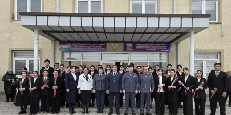 В районах Согда более 100 школьников получили паспорта в торжественной обстановке