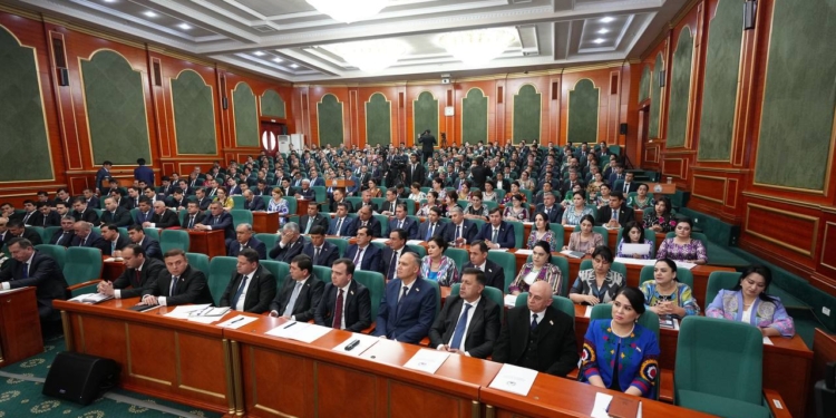 В Душанбе прошла пятая сессия Маджлиса народных депутатов