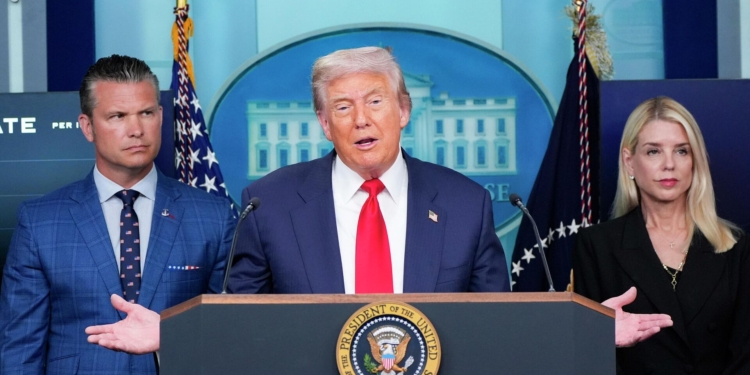 Трамп заявил о переговорах с Ираном, Тегеран это отрицает