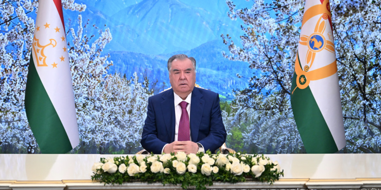 Эмомали Рахмон поздравил таджикистанцев с Наврузом