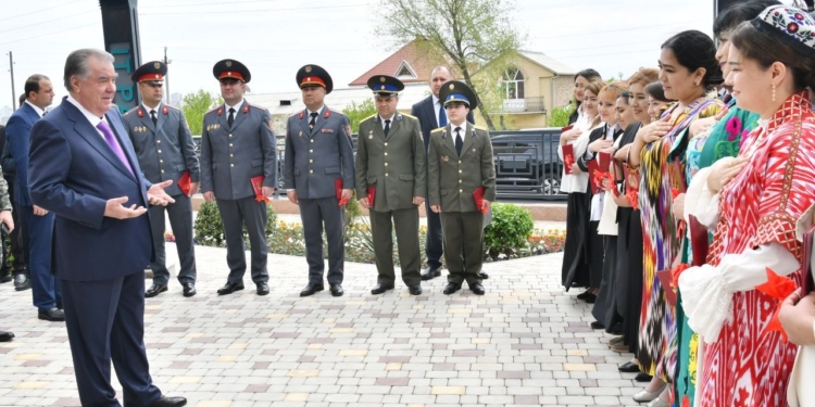 В Худжанде учителям и медикам вручили квартиры