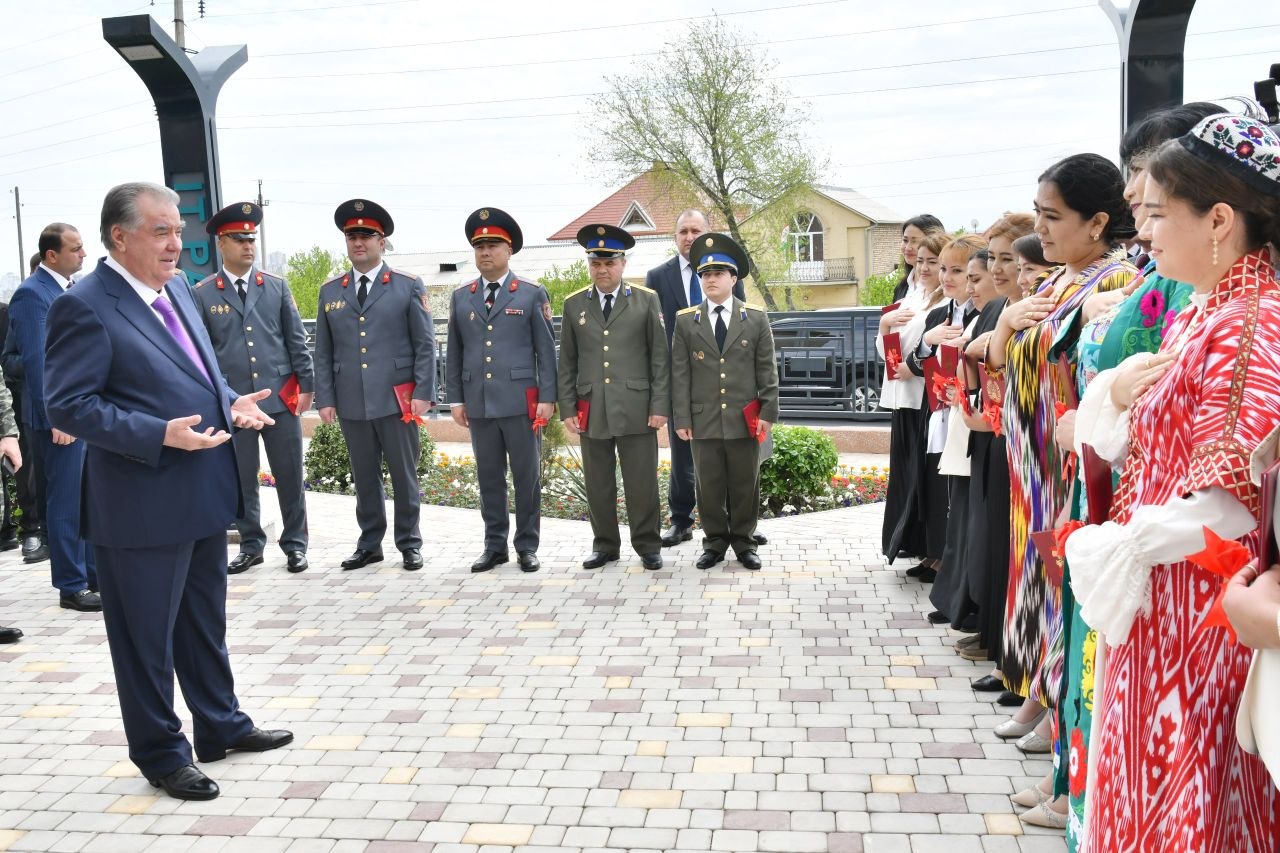 В Худжанде учителям и медикам вручили квартиры