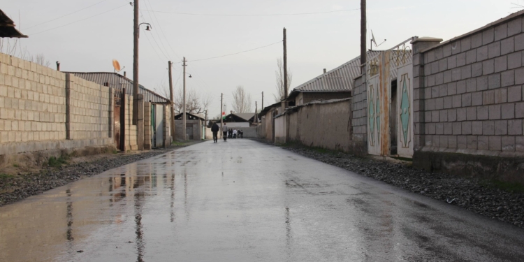 В районе Хамадони открыли 3,5 км дороги местного значения
