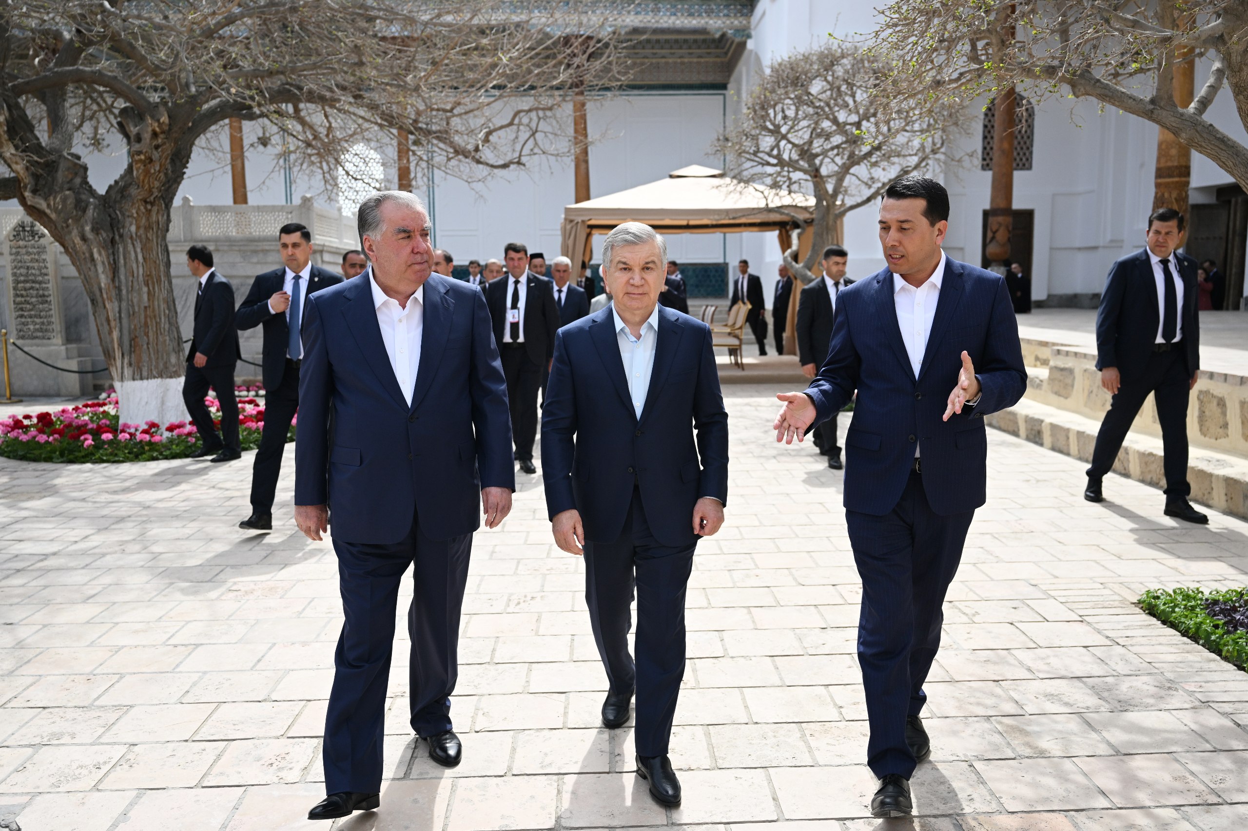 Лидеры Таджикистана и Узбекистана ознакомились с достопримечательностями Бухары