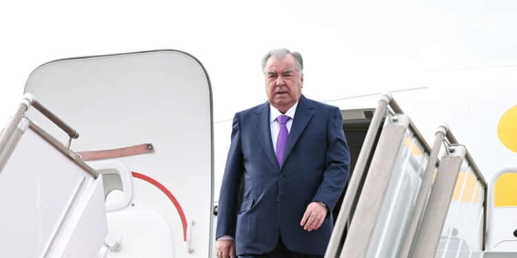 Президент Таджикистана начал рабочую поездку в Согдийскую область