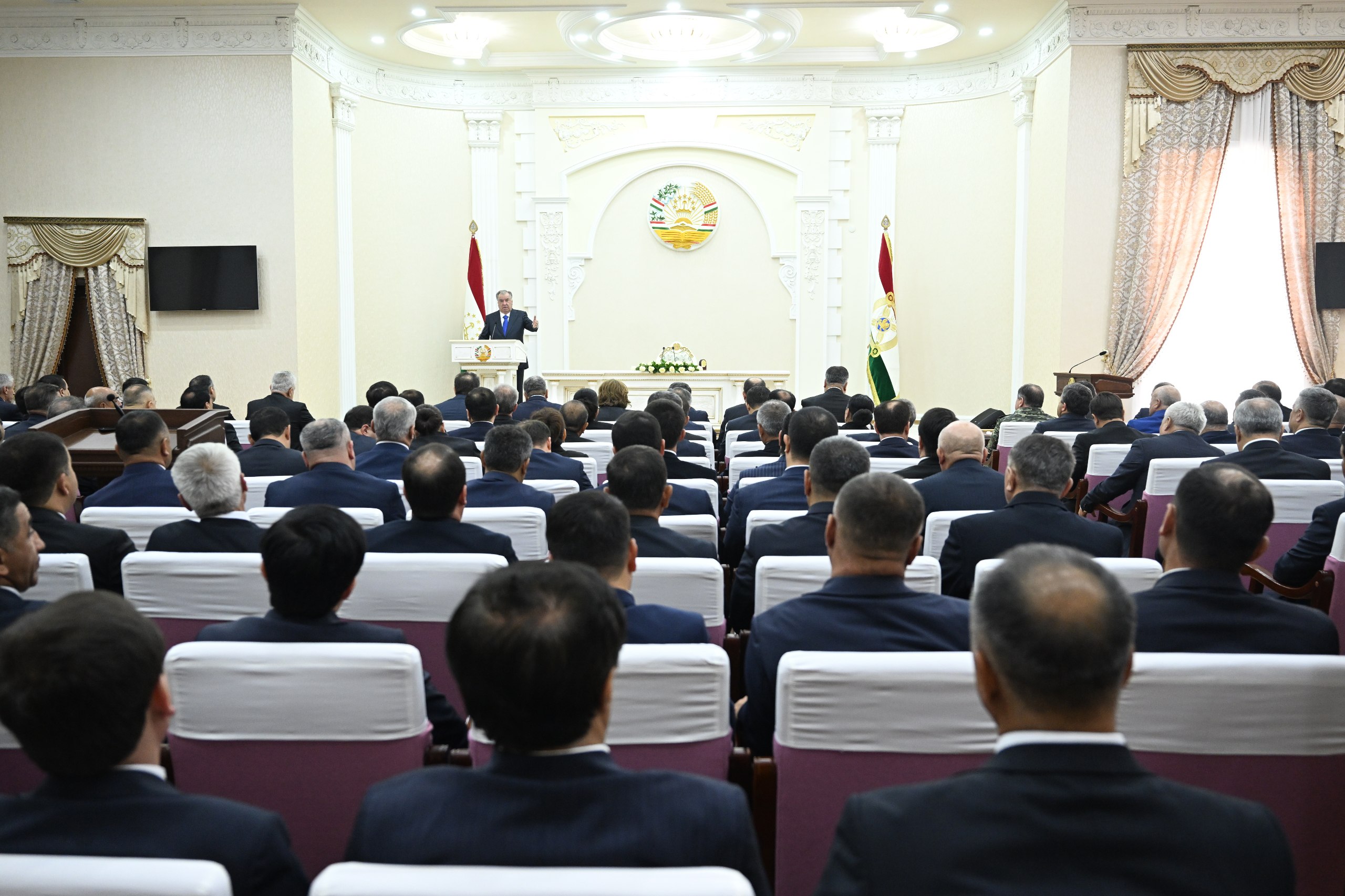 Президент Таджикистана обсудил развитие Согдийской области с региональным активом