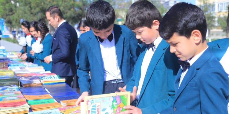В Таджикистане проходит фестиваль «Неделя детской книги»