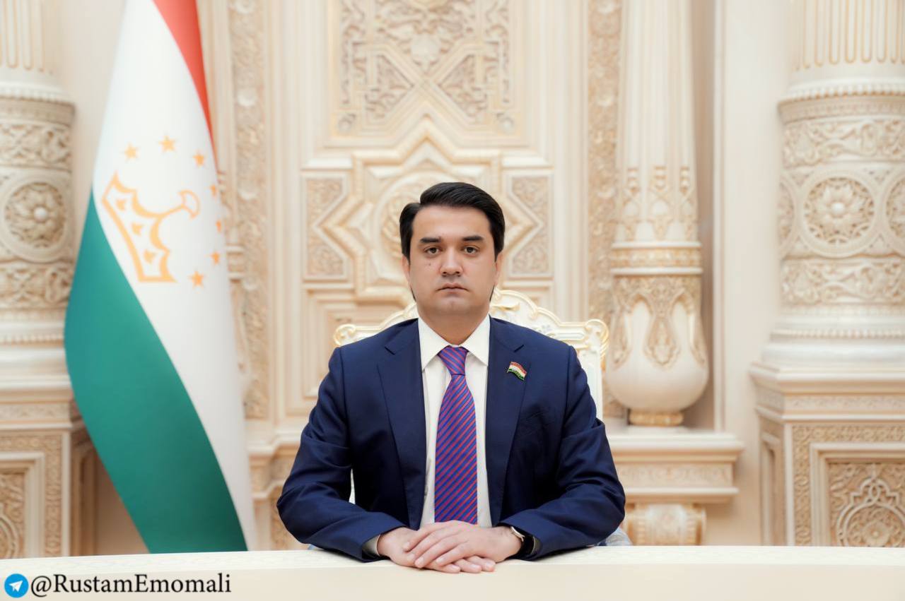 Рустам Эмомали поздравил жителей с Днём столицы