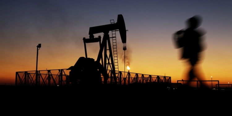 FT: Ирану придется сократить добычу нефти через 16 дней, если США не снимут блокаду