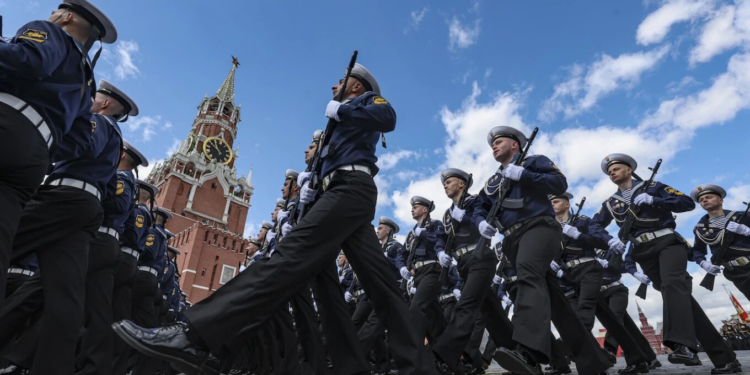 В Петербурге вслед за Москвой отменили проход военной техники на параде Победы