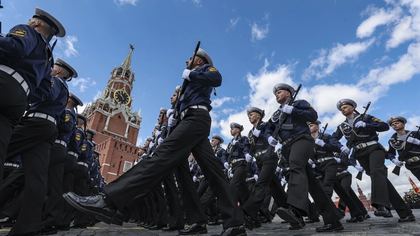 В Петербурге вслед за Москвой отменили проход военной техники на параде Победы