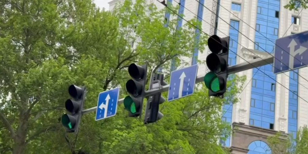В Душанбе начали устанавливать «умные» светофоры
