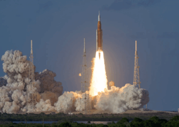 Миссия Artemis II с экипажем отправилась к Луне впервые за 50 лет