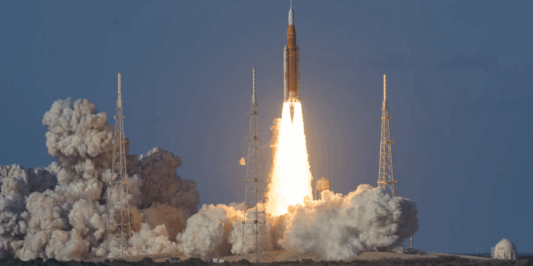 Миссия Artemis II с экипажем отправилась к Луне впервые за 50 лет