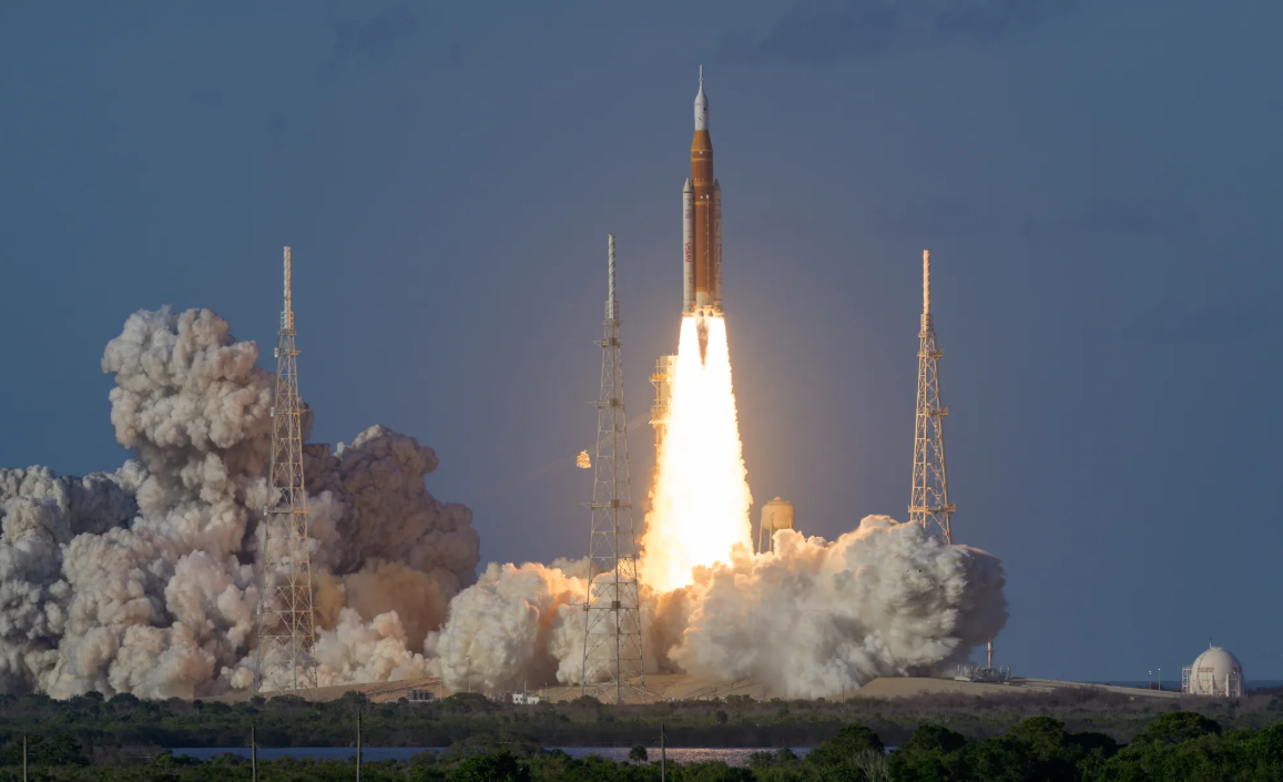 Миссия Artemis II с экипажем отправилась к Луне впервые за 50 лет