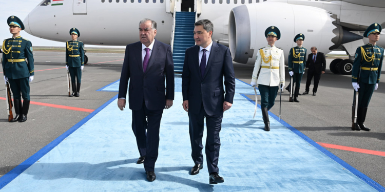 Президент Таджикистана Эмомали Рахмон прибыл в Астану