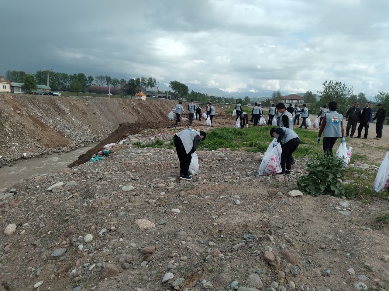 В Гиссаре прошла акция «Чистота берега – 2026»