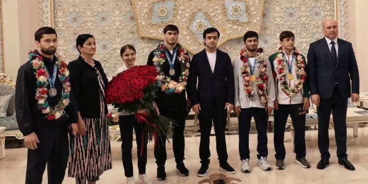 Таджикским призерам Чемпионата Азии по дзюдо вручили по 100 тыс. сомони