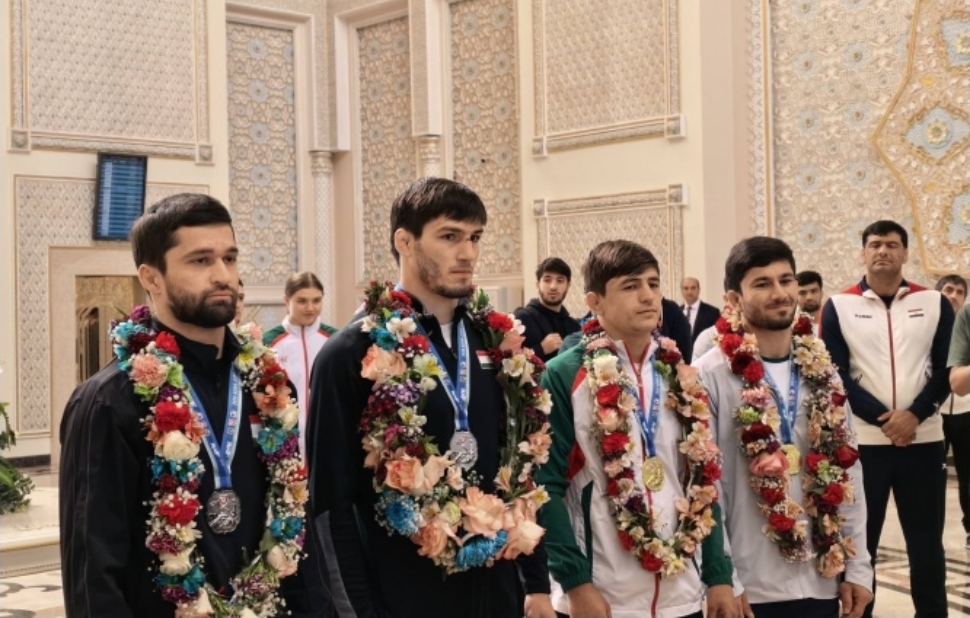 Таджикским призерам Чемпионата Азии по дзюдо вручили по 100 тыс. сомони